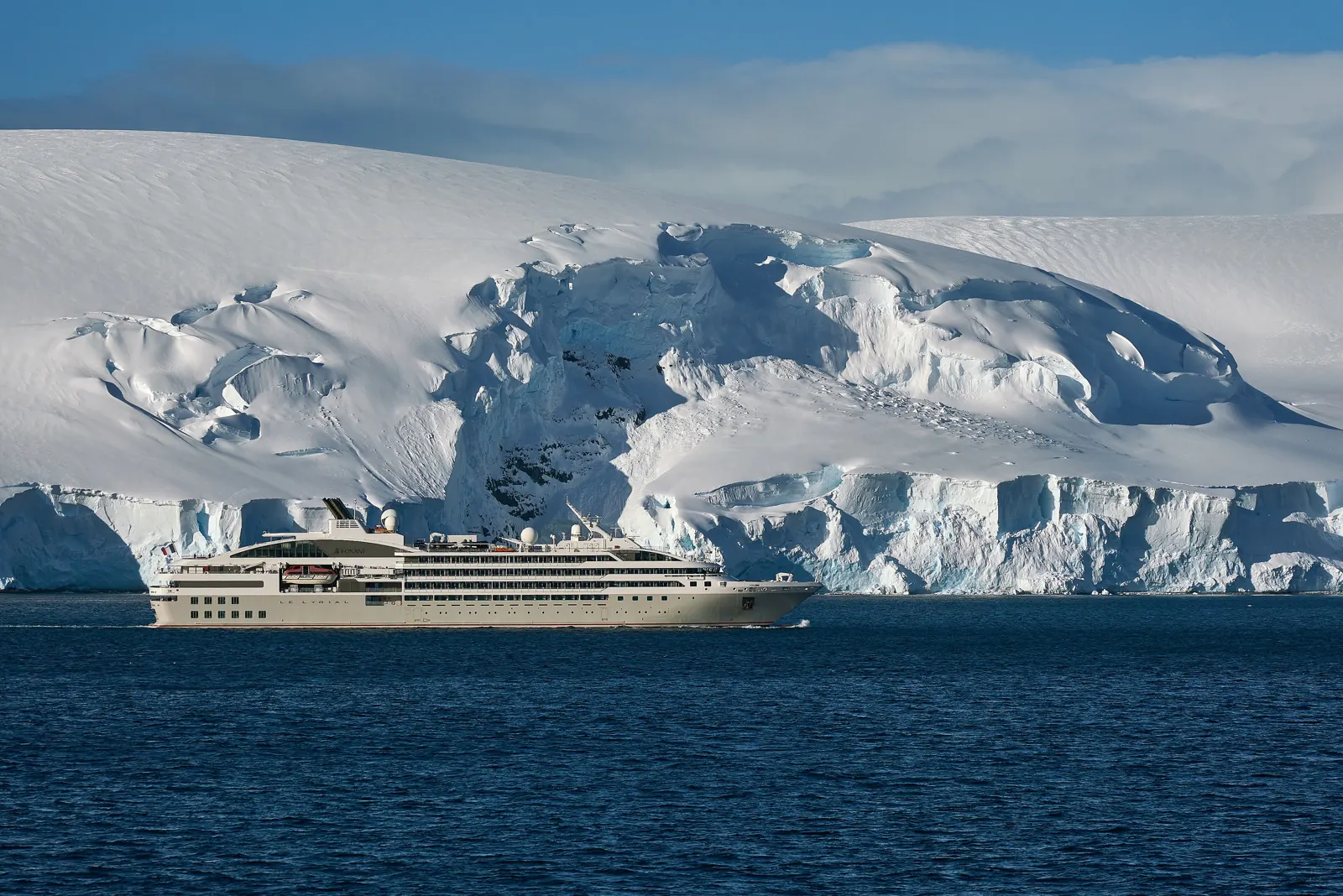 Expeditions-Kreuzfahrtschiff vor den Gletschern der Antarktischen Halbinsel