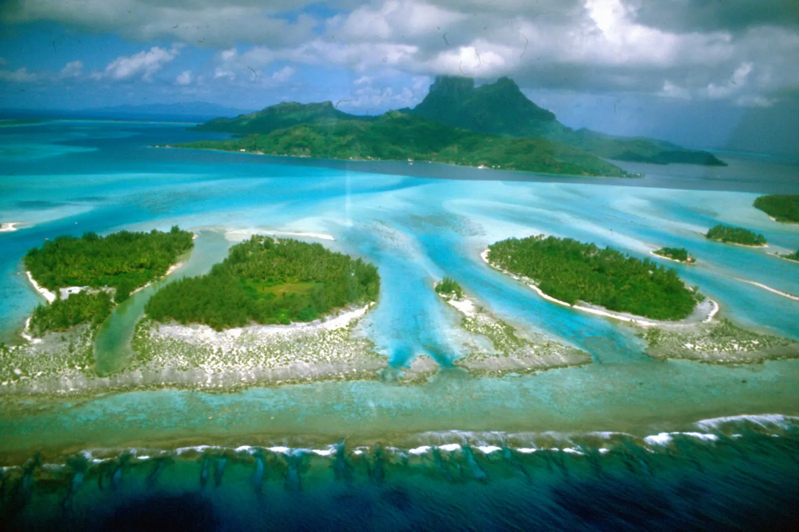 Luftaufnahme der Lagune von Bora Bora mit Motus und Riff