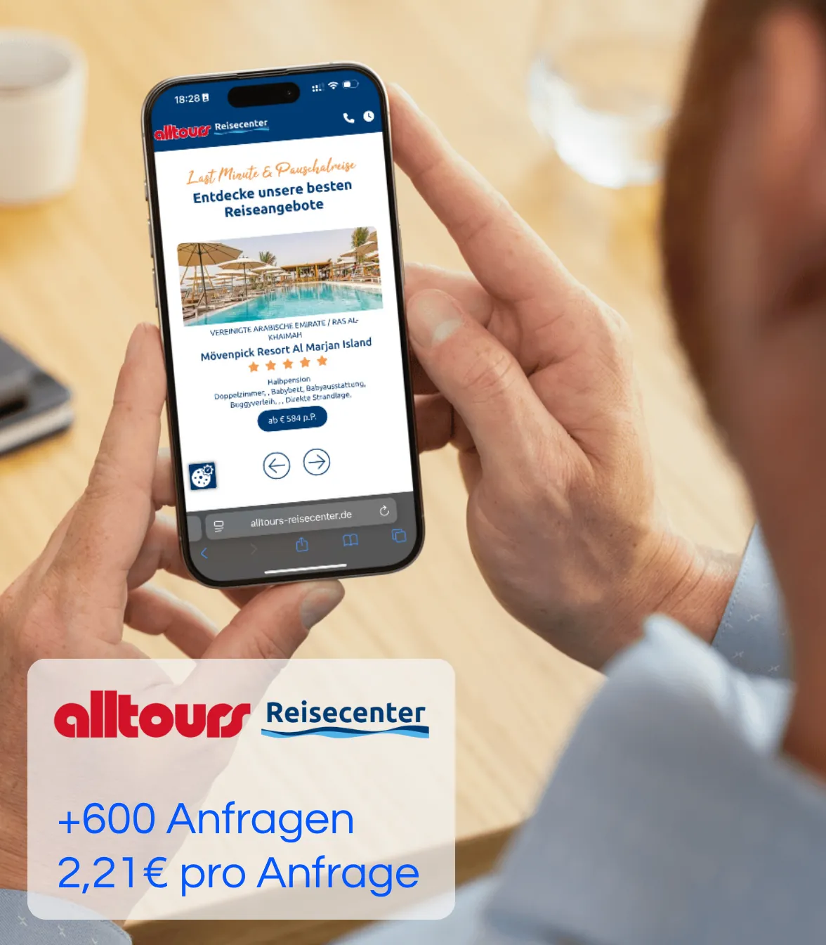 Smartphone mit einer Angebotsseite von alltours Reisecenter