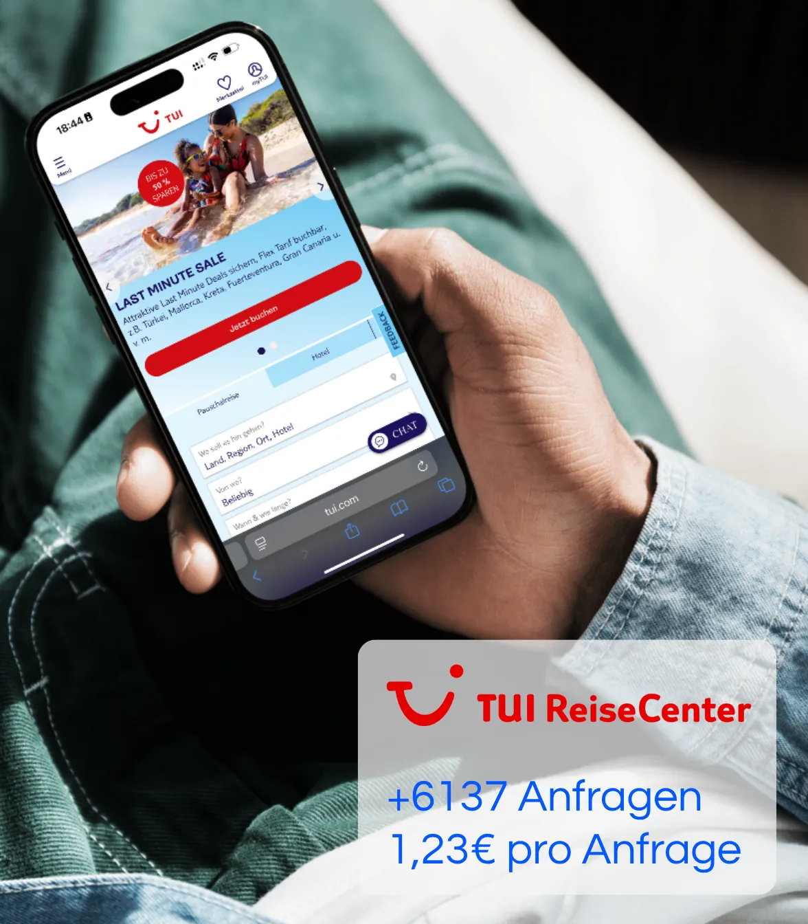 Smartphone mit der Last-Minute-Seite eines TUI ReiseCenters
